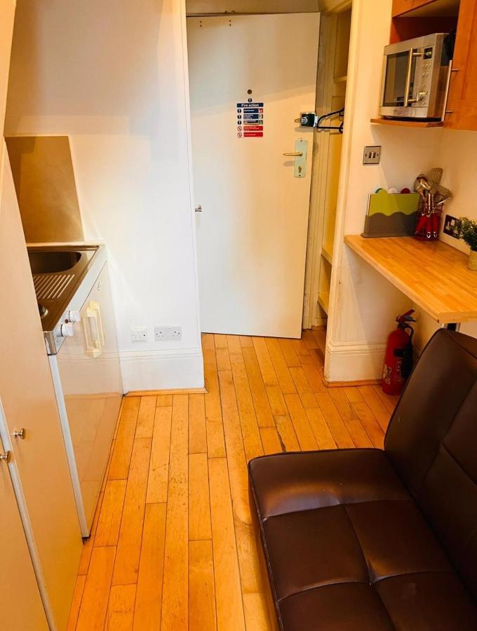 Appartamento F10- Mezzanine 1St Floor Flat Fits 3 Near Paddington Londra Esterno foto