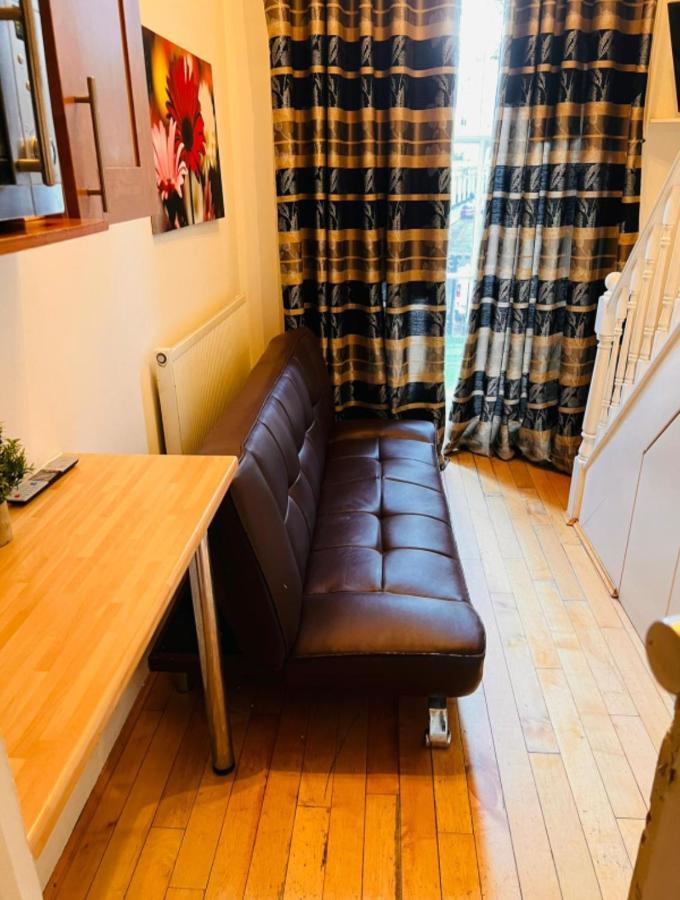 Appartamento F10- Mezzanine 1St Floor Flat Fits 3 Near Paddington Londra Esterno foto